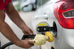 Reoneração de combustíveis vai elevar preço da gasolina em 69 centavos o litro.
