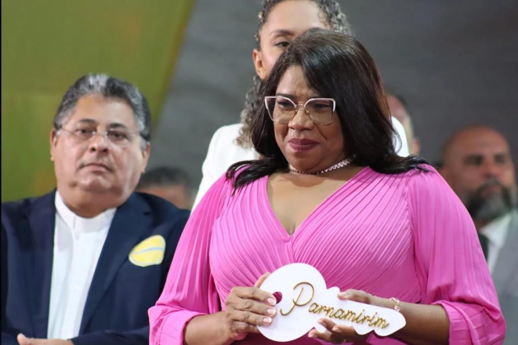 Professora Nilda toma posse como primeira mulher prefeita de Parnamirim.